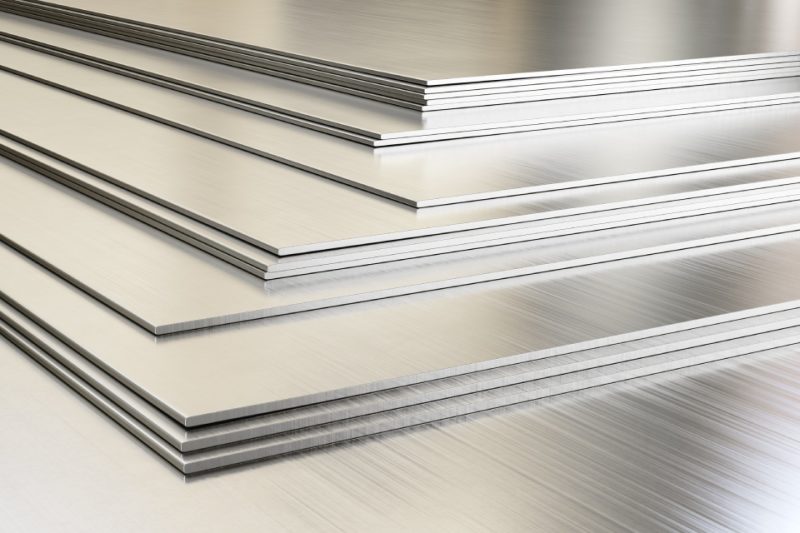 Pino teräksisiä metallilevyjä